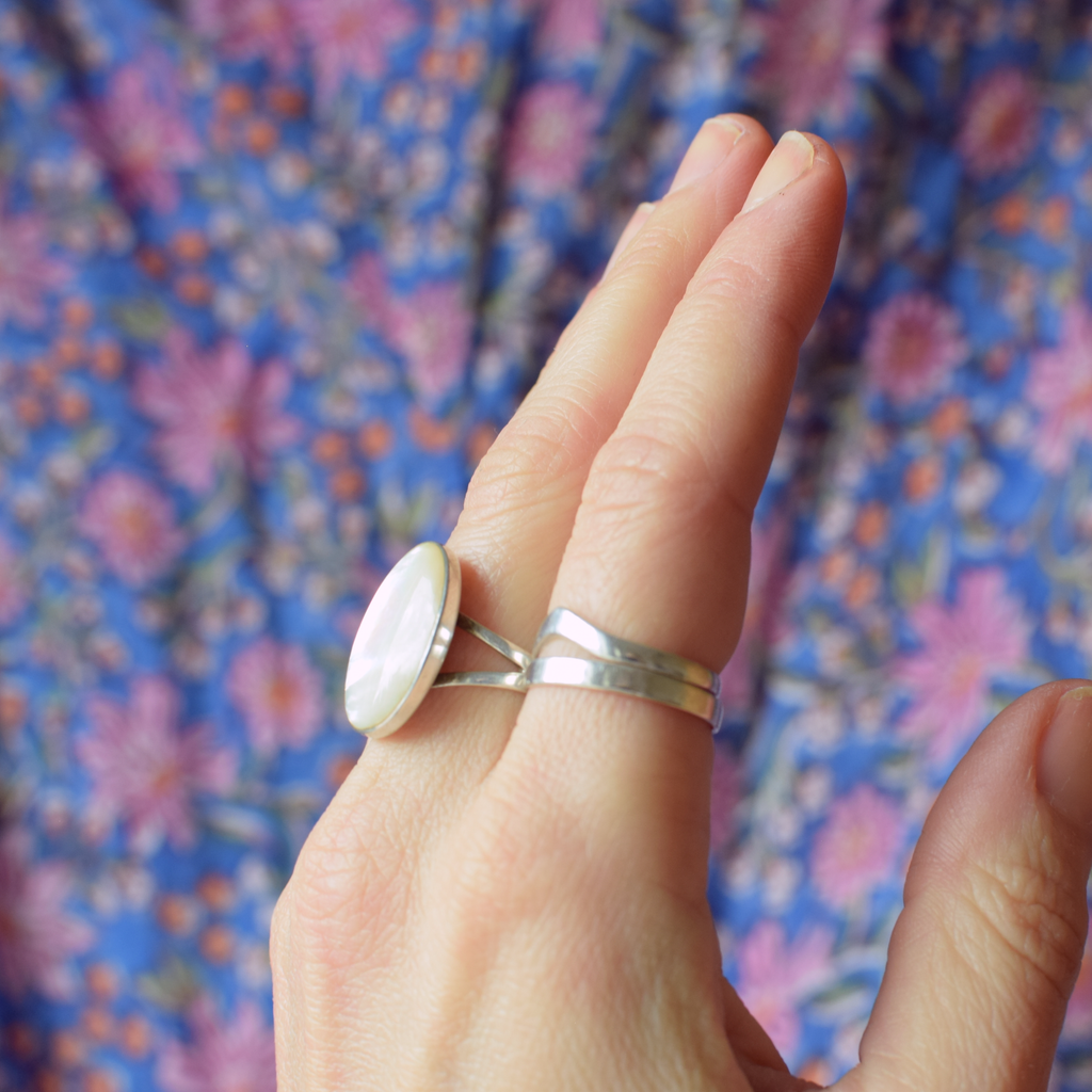 Mother of pearl sterling silver ring L