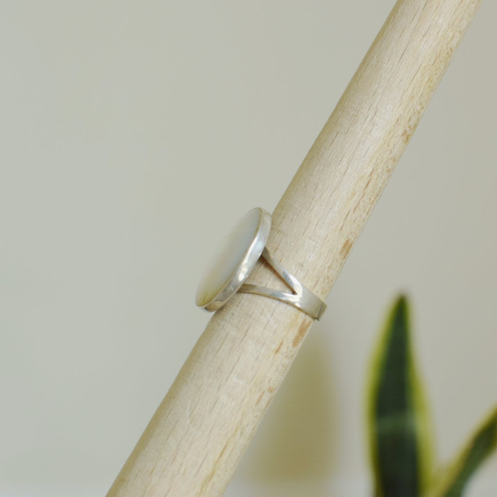 Mother of pearl sterling silver ring L
