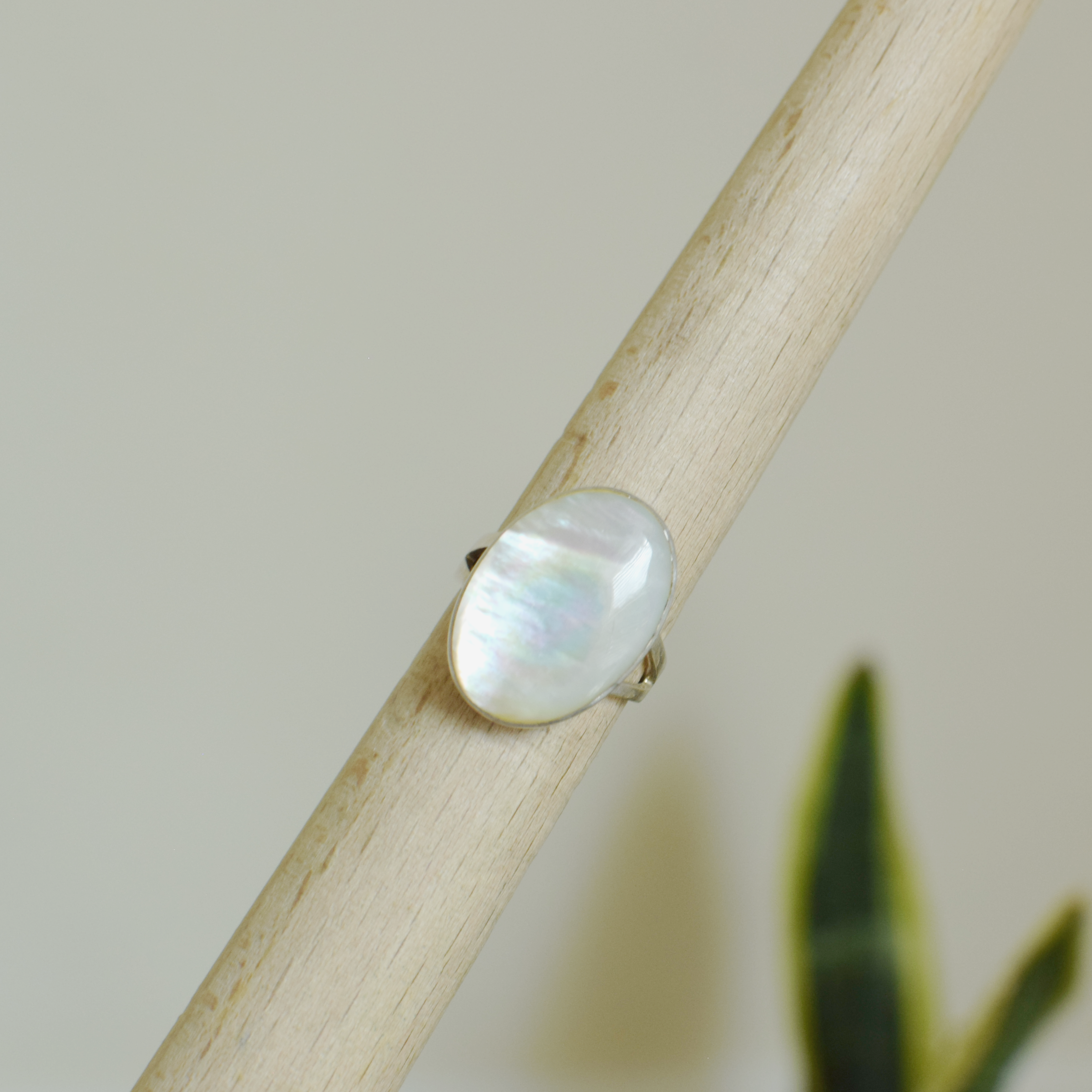 Mother of pearl sterling silver ring L